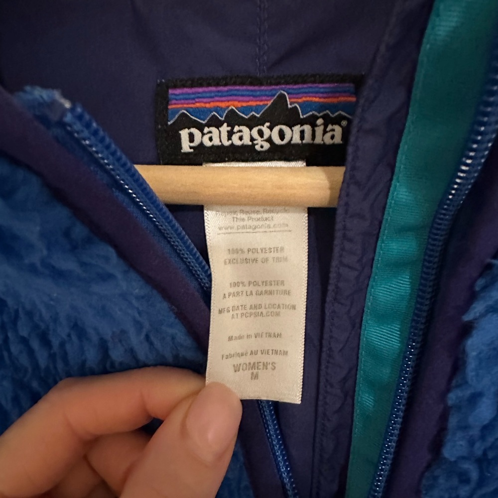 Women’s Size Medium Hooded Patagonia Fleece. - Picture 2 of 3